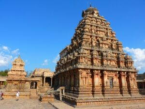 Read more about the article Chola architecture represents a high watermark in the evolution of temple architecture. Discuss. (100 words, 5 Marks)